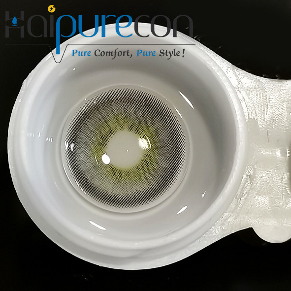 Mukavat harmaat luonnolliset linssit vaaleille silmille